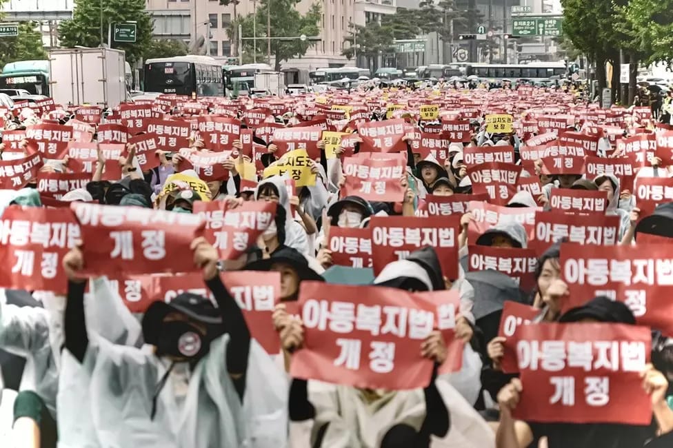 Протесты в Сеуле после смерти учителя. Фото BBC/HOSU LEE